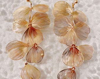 Gold Blumen Ohrringe - Statement Floral baumeln - Leichter durchbrochener Schmuck für Hochzeiten, Sommer Brautjungfer & Urlaubsgeschenk