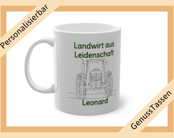 Op de afbeelding: Witte keramische mok met een tractorillustratie en de tekst "Landwirt aus Leidenschaft Leonard" in het groen. De mok heeft een gebogen handvat en is omgeven door een lichtbruine rand met tekst.