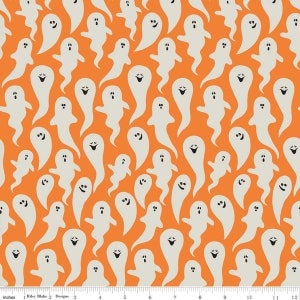Peut inclure: Tissu orange avec un motif répété de fantômes gris clair souriants. Les fantômes varient en taille et en forme, avec des yeux et des bouches noirs. Le tissu est marqué en pouces.
