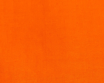 Op de afbeelding: Een effen oranje stofstaal. De stof heeft een gladde, gelijkmatige textuur.