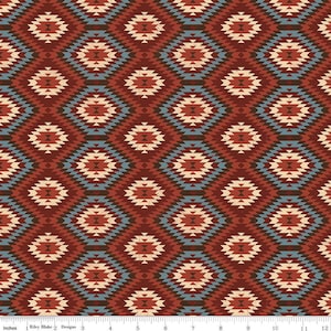 Könnte beinhalten: Ein sich wiederholendes Muster aus Rauten in Rot-, Creme- und Blautönen. Das Design hat eine südwestliche oder indianische Ästhetik, wobei jede Raute ein kleineres, detailliertes Muster enthält. Der Stoff wird wahrscheinlich zum Quilten oder Basteln verwendet.