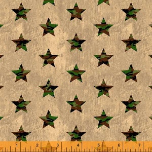 Pode incluir: Tecido bege com um padrão repetido de estrelas de estampa de camuflagem. As estrelas são de cor verde escuro, marrom e preto.
