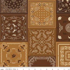 Könnte beinhalten: Ein Patchwork-Stoff mit verschiedenen Bandana-Designs in Braun- und Beigetönen. Die Muster umfassen Paisley-, Blumen- und Westernmotive wie Hufeisen und Cowboyhüte. Der Stoff ist mit dem Text "Riley Blake Designs" versehen.