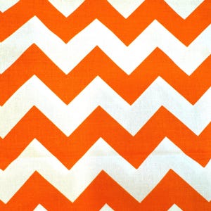 Può includere: Tessuto a motivo chevron arancione e bianco. Il tessuto presenta un motivo ripetitivo di zig zag arancioni e bianchi.