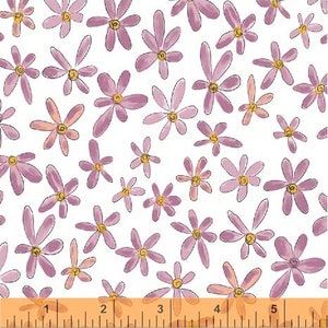 Puede incluir: Tela blanca con un patrón repetido de flores rosas estilizadas con centros amarillos. Las flores tienen pétalos alargados y están dispersas por el fondo. La tela se mide con una regla naranja.