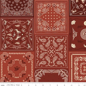 Puede incluir: Una tela de patchwork con varios diseños de pañuelos en tonos rojos y crema. Los patrones incluyen diseños de cachemira, florales y con temas del oeste, como herraduras y sombreros de vaquero. La tela está etiquetada como "Riley Blake Designs."