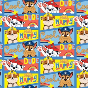Op de afbeelding: Een kleurrijk herhalend patroon met cartoonhonden uit de Paw Patrol tv-show. De honden dragen verschillende outfits en hebben verschillende gezichtsuitdrukkingen. De achtergrond is blauw met gele, rode en oranje accenten. De woorden "Cool", "Dude" en "Happy" worden herhaald in het hele patroon.