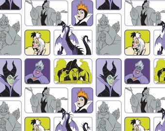 Op de afbeelding: Een witte stof met een herhalend patroon van verschillende Disney-schurken. De schurken zijn Maleficent, Ursula, Cruella de Vil en de boze koningin. Elke schurk is afgebeeld in een vierkant kader met een paarse, gele of grijze achtergrond.