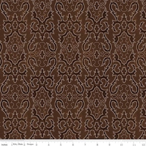 Könnte beinhalten: Brauner Stoff mit einem sich wiederholenden Muster aus stilisierten Blumen- und Scroll-Designs. Das Muster ist mit hellbraunen Nähten umrandet, wodurch ein texturierter Effekt entsteht. Der Stoff hat einen satten, warmen Farbton, geeignet für Polster oder Dekorationsprojekte.