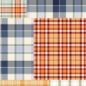 Op de afbeelding: Een textielstof met een patchworkontwerp van verschillende ruitpatronen. De vierkanten tonen kruisende lijnen in tinten oranje, rood, marineblauw, lichtblauw, crème en olijfgroen, wat een herhalend raster van kleurrijke ruiten creëert.