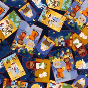 Op de afbeelding: Een herhalend patroon van geïllustreerde kerstkaarten met scènes uit het kerstverhaal. De kaarten hebben een blauwe achtergrond met sterren en palmbomen. De illustraties tonen het kindje Jezus, Maria, Jozef, engelen en de drie wijzen.