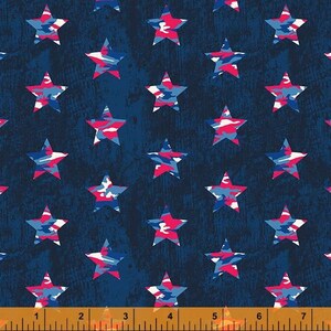 Pode incluir: Um tecido azul marinho com um padrão repetitivo de estrelas de camuflagem branco, vermelho e azul. O tecido é texturizado e tem um aspecto desgastado.