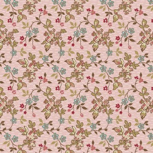 Op de afbeelding: Een herhalend stofpatroon met een zachtroze achtergrond en horizontale stippellijnen. Het ontwerp toont een bloemmotief met bruine stengels, lichtgroene bladeren, kleine rode bloesems en lichtblauwe bloemen met vijf bloemblaadjes.