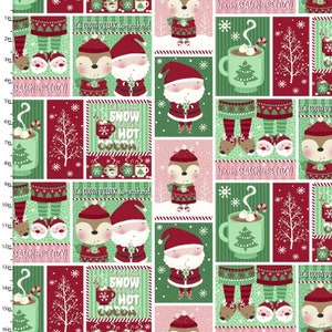 Könnte beinhalten: Ein roter, grüner und weißer Weihnachtsstoff mit einem sich wiederholenden Muster aus Weihnachtsmann, einem Reh, einer Tasse heißer Schokolade und dem Text "It's cocoa o'clock somewhere" und "Let there be snow and hot cocoa!"