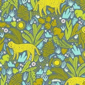 Peut inclure: Un motif sans couture représentant des léopards jaunes avec des taches noires, entourés de feuillage vert et bleu. Le fond est de couleur bleu clair.