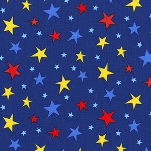 Op de afbeelding: Een blauwe achtergrond met een herhalend patroon van gele, rode en blauwe sterren. De sterren zijn van verschillende groottes en zijn willekeurig over de achtergrond verspreid.
