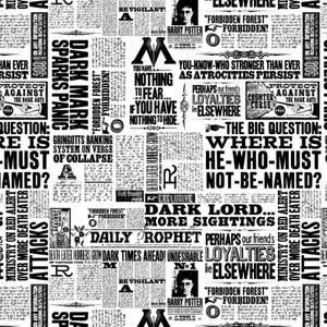 Peut inclure: Motif de journal en noir et blanc avec des titres et du texte d'un roman fantastique. Le motif comprend les mots "Dark Mark", "Forbidden Forest" et "Harry Potter". L'arrière-plan est rempli d'articles et d'illustrations.