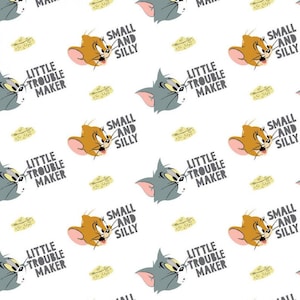 Pode incluir: Um fundo branco com um padrão repetido de personagens de desenhos animados do Tom e Jerry. O padrão inclui o texto "Little Trouble Maker", "Small and Silly" e imagens de queijo.