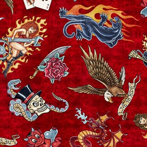 Puede incluir: Tela roja con un patrón repetido de varias imágenes de estilo tatuaje, incluyendo una rosa, una serpiente, una calavera, un diablo, un dragón, un águila, una pantera y una mujer con una llave inglesa. La tela también incluye el texto "Live to Ride".