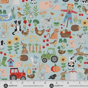 Puede incluir: Tela azul claro con un estampado repetido de granja. El diseño incluye cerdos, ovejas, gallinas y un gato, junto con un espantapájaros, un tractor, girasoles y zanahorias. La tela tiene una regla en la parte inferior, con medidas en centímetros.