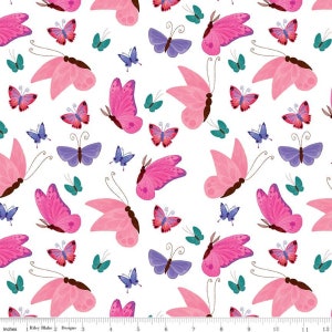 Pode incluir: Um tecido branco com um padrão repetido de borboletas rosa, roxas e turquesa. As borboletas são de vários tamanhos e estão dispostas em um padrão aleatório.