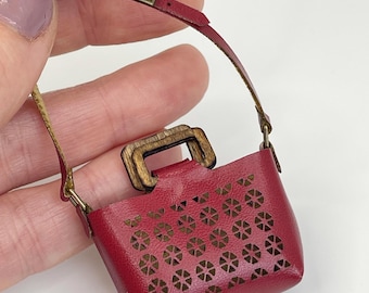 Bolso miniatura perforado con asas de madera