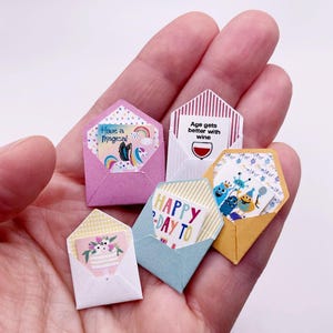 Cartões de aniversário em miniatura para casa de bonecas