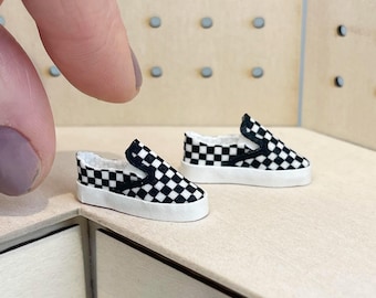 Zapatos sin cordones a cuadros a escala 1/12