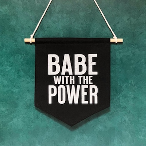 BABE con lo stendardo POWER Pin