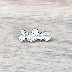 Puede incluir: Pin de esmalte blanco con contorno negro que presenta el texto en cursiva "Jeremy Bearimy".