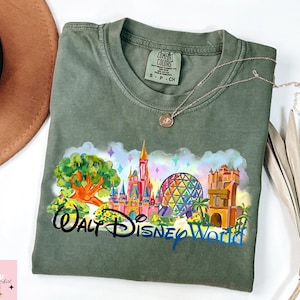 K&ouml;nnte beinhalten: Eine wei&szlig;e Keramik-Tasse mit schwarzem Henkel und dem Text "But First, Coffee" in schwarzer, handschriftlicher Schrift. Die Tasse steht auf einer wei&szlig;en Oberfl&auml;che.