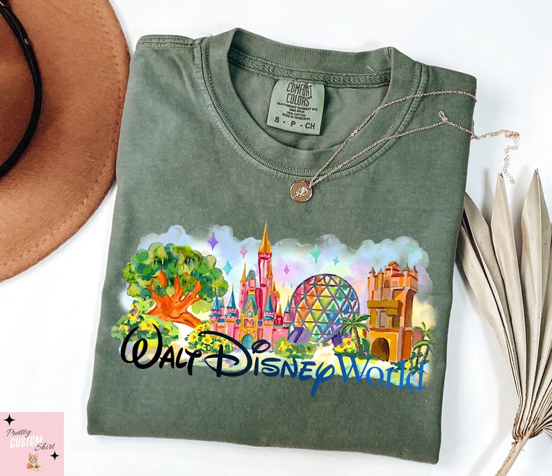 K&ouml;nnte beinhalten: Eine wei&szlig;e Keramik-Tasse mit schwarzem Henkel und dem Text "But First, Coffee" in schwarzer, handschriftlicher Schrift. Die Tasse steht auf einer wei&szlig;en Oberfl&auml;che.