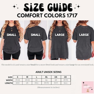 K&ouml;nnte beinhalten: Gr&ouml;&szlig;entabelle f&uuml;r Comfort Colors 1717 T-Shirts, mit Gr&ouml;&szlig;en f&uuml;r Erwachsene (Unisex) und Ma&szlig;en in Zoll. Modelle tragen die Gr&ouml;&szlig;en Small und Large. Der Text auf dem Bild lautet "SIZE GUIDE" und "COMFORT COLORS 1717".