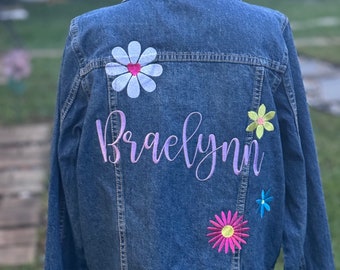 Broderad jeansjacka, personligt namn och blommor, personlig jeansjacka