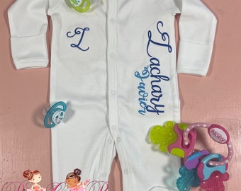 Pijamas con pies de bebé bordados, pijamas de bebé personalizados, pijamas de bebé con nombre personalizado, pijamas de bebé personalizados por Petals Couture Boutique