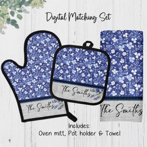 Peut inclure: Un ensemble numérique assorti pour la cuisine, comprenant un gant de cuisine, un dessous de plat et une serviette. Chaque article présente un motif floral bleu avec une bande grise et le texte "The Smiths".