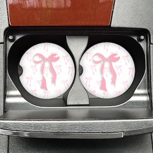 ARQUIVO DIGITAL, Porta-copos de carro com laço rosa para sublimação: Arquivo digital para porta-copos de carro Preppy, Arquivo redondo para sublimação