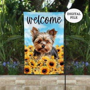 Puede incluir: Una bandera de jardín de bienvenida con un perro Yorkshire Terrier de pelaje marrón sentado en un campo de girasoles amarillos. El texto "welcome" está escrito en letras negras sobre un fondo de cielo azul.