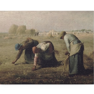 以下が含まれることがあります： 畑で小麦を収穫する3人の姿を描いた絵画のジグソーパズル。人物は作業着を着ており、小麦を集めるためにかがんでいます。背景には干し草の山と曇り空が描かれています。
