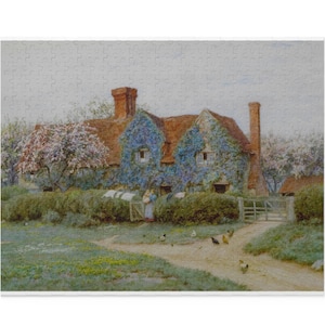 Puede incluir: Un rompecabezas con una pintura de acuarela de una cabaña pintoresca. La cabaña tiene un tejado de tejas rojas y está cubierta de hiedra azul. Un camino de tierra conduce a la cabaña, con gallinas y una puerta en primer plano.