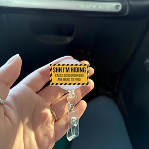 Bobine de badge de travail amusante, chut, je me cache, porte-carte d'identité, accessoire de bureau mignon, cadeau pour collègues, employé, étiquette de travailleur difficile à trouver, cordon d'infirmière