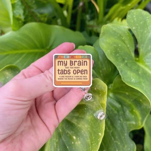 Bobine d'insigne drôle d'étiquettes cérébrales, porte-carte d'identité ouvert trop d'onglets, humour chaos mental, cadeau de travail TDAH, accessoire de bureau mignon pour employé de bureau