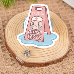 Porta badge con meme divertenti, porta badge con lacrime di infermiera, clip con umorismo medico, regalo per la scuola infermieristica, accessorio per operatori sanitari