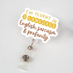 Bobine de badge amusante, 3 langues courantes, porte-carte d'identité, étiquette humoristique pour le bureau, clip pour badge audacieux pour collègues, accessoire sarcastique pour infirmière, cadeau étudiant