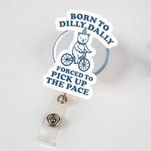 Bobine d'insigne amusante, porte-carte d'identité Born to Dilly Dally, cadeau humoristique pour collègues, clip pour insigne de médecin, cadeau meme pour infirmière, étudiante, lanière d'enseignant