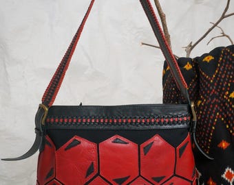 Handgefertigte Damen Schultertasche aus Leder, Mittelgroße Umhängetasche, Rot & Schwarz gewebtes Leder Patchwork, Täglich stilvoll