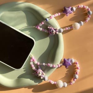 Llavero, pulsera, correa y dije para teléfono con cuentas, con diseños variados de piedras de cristal, perlas artificiales, estrellas y anime. Un regalo para ella.