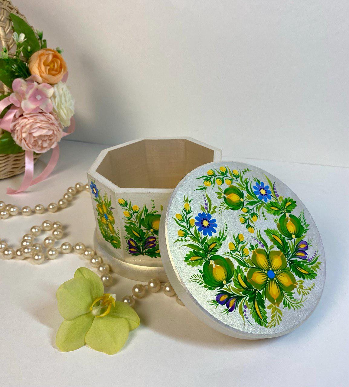 ギフト用のジュエリーボックスにはペトリキフカの絵が描かれており、各