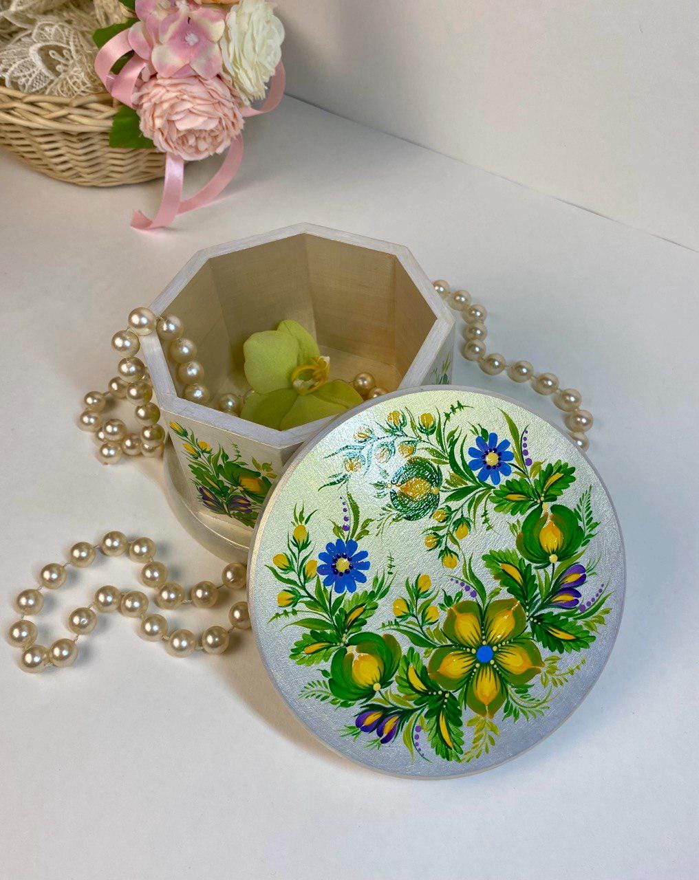 ギフト用のジュエリーボックスにはペトリキフカの絵が描かれており、各