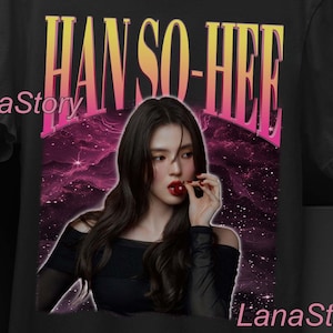 Könnte beinhalten: Schwarzes Unisex-T-Shirt mit dem Namen "HAN SO-HEE" in einem Retro-Schriftzug über einem Foto einer Frau, die eine Kirsche hält. Das Shirt hat oben den Text "UNISEX T-SHIRT".
